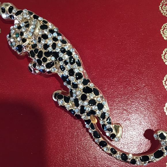 Fashionable Leopard gold tone brooch with rhinestones - Picture 3 of 6